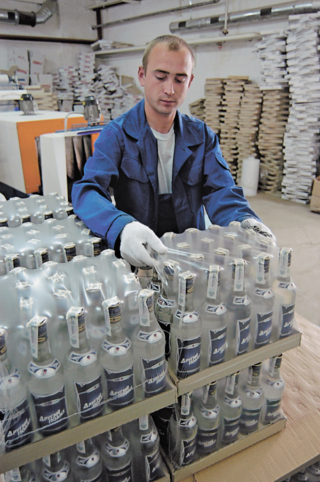 В Україні, аби контрафактна горілка не проникала  на ринок, створюють усе більше бар’єрів. Фото Володимира ЗAЇКИ