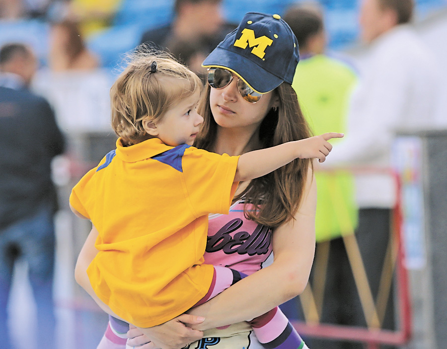 Непросто бути молодою мамою. Та ще й працюючою. Фото Oлександра ЛЕПЕТУХИ