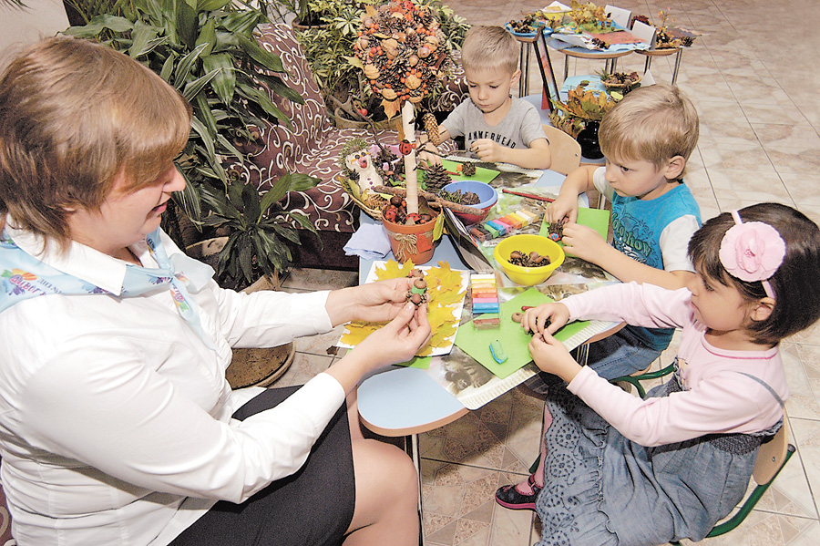 У старшій групі дитсадка, крім творчих занять, має бути безкоштовна підготовка до школи. Фото Володимира ЗAЇКИ