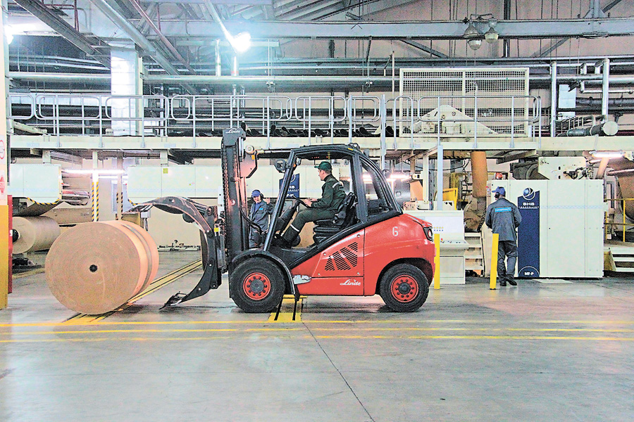 Гідна праця включає в себе не лише хорошу зарплату, а й безпечні умови під час виробничого процесу. лише законами, а й понад 90 тисячами колдоговорів, ефективно працю- ють первинні профспілкові орга- нізації на підприємствах. У най- ближчі 5 років ми зосередимо увагу на виконанні Загальнодер- жавної соціальної програми поліпшення безпеки, гігієни праці та виробничого середови- ща на 2014—2018 роки, збіль- шення обсягів і дієвості громад- ського контролю за виконанням законодавства з охорони праці, підготовки пропозицій щодо вдосконалення законодавчої і нормативно-правової бази, гар- монізації її з європейським зако- нодавством. А щодо вже досягну- того — зауважу, що ми захисти- ли населення від масштабного підйому цін на газ у 2006 році, які й нині є незмінними. Через систе- му колдоговорів щорічно дося- гаємо зростання фонду оплати праці на 40—50 мільйонів гри- вень. Забезпечено обов’язкове соцстрахування понад 13,5 мільйона осіб. Але тільки тих, хто працює легально. На жаль, офіційна статистика не дає можливості в повному обсязі вимірювати рівень нетипо- вої зайнятості в Україні. За окре- мими експертними оцінками, нині щонайменше два мільйони осіб працюють без оформлення трудових відносин. Та профспілки не мають важелів, щоб зі свого боку боро- тися з нетиповою зайнятістю… — Ну чому ж? ФПУ активно протидіє її поширенню. 2013 рік оголошений роком боротьби профспілок проти нетипової зай- нятості. Під час підготовки нової редакції Закону «Про зайнятість населення» вдалося не допустити лібералізації трудових відносин, тобто впровадження тотальної гнучкості ринку праці через нестабільну зайнятість. Верховна Рада прийняла у першому читан- ні Закон «Про внесення змін до деяких законів України щодо видачі дозволу на наймання пра- цівників для подальшого вико- нання ними роботи в Україні в іншого роботодавця». Це дає від- повідні інструменти для боротьби з таким явищем. Важливо й рати- фікувати Конвенцію МОП №181 «Про приватні агентства зайня- тості». Наше завдання — створити умови для гідної результативної праці, щоб людина могла реалізу- ватись як працівник. Інна КОСЯНЧУК, «Урядовий кур’єр» УК УК УК УК УК УК Гідна праця включає в себе не лише хорошу зарплату, а й безпечні умови під час виробничого процесу «Майже два мільйони осіб працюють без оформлення» Юрій КУЛИК. Народився 13 квітня 1949 року в м. Запоріжжі. Закінчив Запорізький державний педагогічний інститут за спеціальністю вчитель української мови та літератури. З 1980 року його діяльність пов’язана з профспілковою роботою. 11 листопада 2011 р. обраний Головою ФПУ. Нагороджений нагрудним знаком «Заслужений працівник профспілок України», Почесними грамотами Кабінету Міністрів та Головдержслужби. Світлана ІСАЧЕНКО, «Урядовий кур’єр» Дедалі більшої популярності на Прикарпатті набува- ють професіографічні екскурсії. Для тих, кого ціка- вить робота, вони організовуються на те чи те підприєм- ство, де люди знайомляться з виробничим процесом і дізнаються, які фахівці тут потрібні. Так, Долинський рай- онний центр зайнятості провів для безробітних ознайом- люючий виїзд на одне з найбільших підприємств в Украї- ні з переробки деревини — «Кроно-Україна». Тут потріб- ні не тільки працівники для роботи на розпилювальних верстатах, а й дизайнери та архітектори внутрішнього інтер’єру. Екскурсанти залишили свої резюме у відділі кадрів, сподіваючись повернутися сюди вже у статусі працівників. А на недавньому ярмарку вакансій, що відбувся у Коломиї за сприяння обласного центру зайнятості, місце- ві роботодавці запропонували чимало вакансій, в тому числі й директора, фінансиста, бухгалтера, промоутера. Пошукачі роботи могли одразу пройти співбесіду. Пер- шими заповнились вакансії слюсаря-ремонтника і трак- ториста. Керівники місцевого військового комісаріату презентували також професії для підбору осіб на службу за контрактом у Збройних силах. — Особливу увагу приділяємо тим, хто має додаткові гарантії від держави у сприянні працевлаштуванню, — каже директор Івано-Франківського обласного центру зайнятості Григорій Горбаль. — Допомагаємо знайти роботу випускникам навчальних закладів, тим, хто звільнився зі строкової військової служби чи хто сам виховує малих дітей. З початку року в області знайшли роботу понад 24,6 тисячі осіб. Серед наших завдань — не лише працевлаштувати, а й легалізувати трудові від- носини. А ще в кожному районі Прикарпаття діють мобільні цен- три профорієнтації. Їхні співробітники йдуть у школи, середні технічні навчальні заклади — особливо сільської місцевості. Знайомлять дітей зі світом професій, особливо з тими, на які є попит у конкретному регіоні. Радять, як пра- вильно обрати майбутній фах (для цього проводять про- фдіагностичне тестування), як використовувати новітні засоби інформування (мобільні сервіси, Інтернет-ресурси). Проведено такі заходи і для осіб у місцях позбавлення волі. Вони дізналися про можливості профпідготовки, перепід- готовки, участі в оплачуваних громадських роботах. ПРоФЕсІоГРАФІЧНІ ТУРИ Екскурсія на робоче місце Досьє УК Юрій КУЛИК, голова Федерації профспілок України