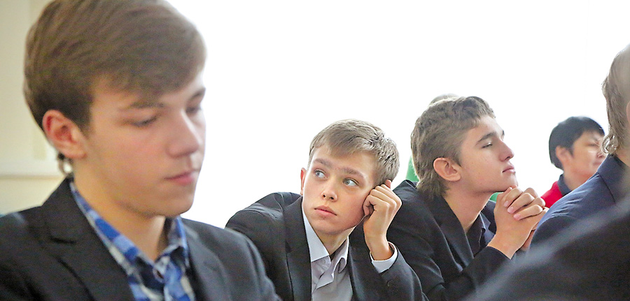 Як і досі, наступного року абітурієнти зможуть подати заяви на вступ до п’яти університетів на три спеціальності в кожному. Фото Світлани СКРЯБІНОЇ