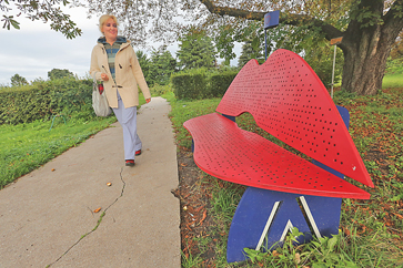 Лавочка- цілувалочка нагадує про бісиків Куточок традиційного корейського саду на дніпрових схилах і романтику