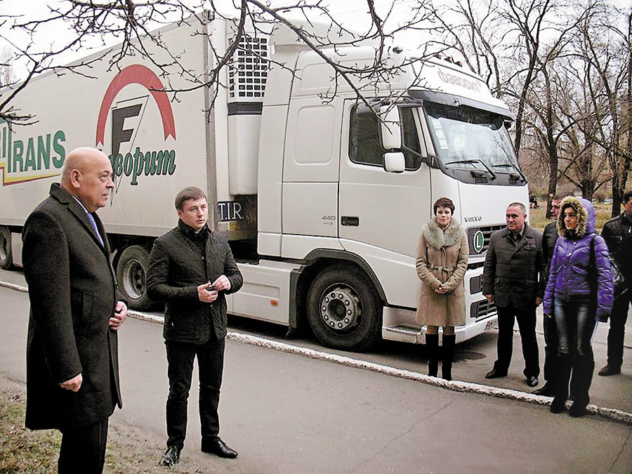 Голова Луганської ОДА Геннадій Москаль приймає  гуманітарну допомогу від житомирян. Фото з сайту Луганської облдержадміністрації