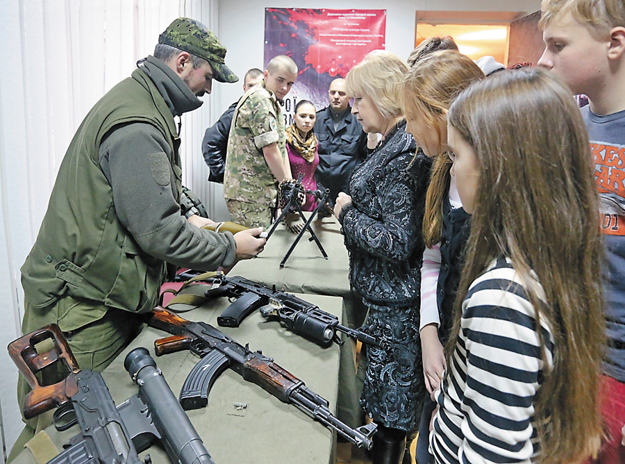 Cпівробітники Національного військово-історичного музею України демонструють зброю  часів Великої Вітчизняної війни та сучасну, яку використовують наші бійці для захисту  Луганської й Донецької областей