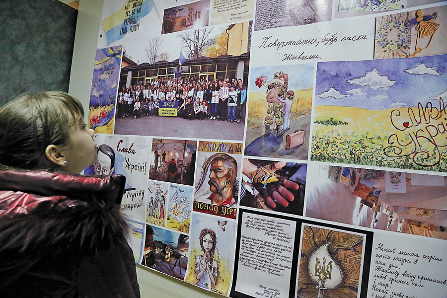 На банері учні ДХСШ імені Тараса Шевченка розмістили свої малюнки, листівки до бійців  АТО та обереги для них