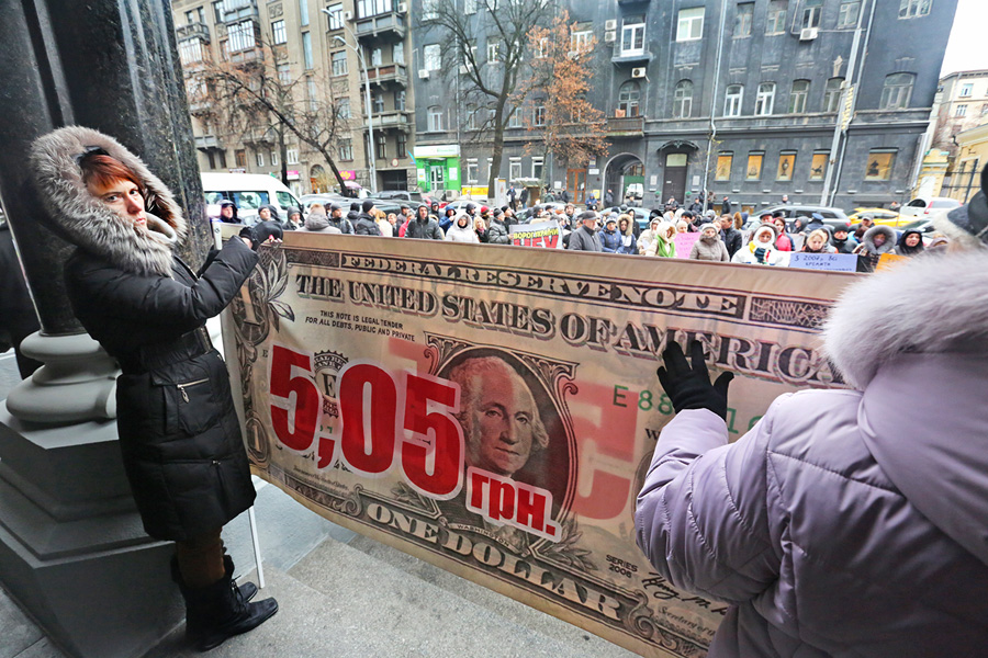 Позичальники вимагають перерахування валютних кредитів за курсом 5,05 гривні за долар. Фото Oлександра ЛЕПЕТУХИ
