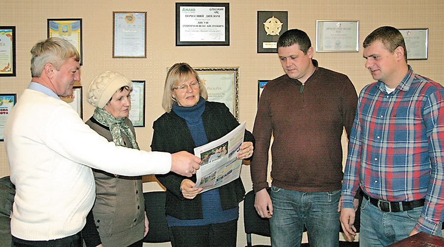 Окресливши стратегію розвитку, головні спеціалісти ПСП звіряють намічене у кабінеті директора Людмили Лисун. Фото Романа КИРЕЯ