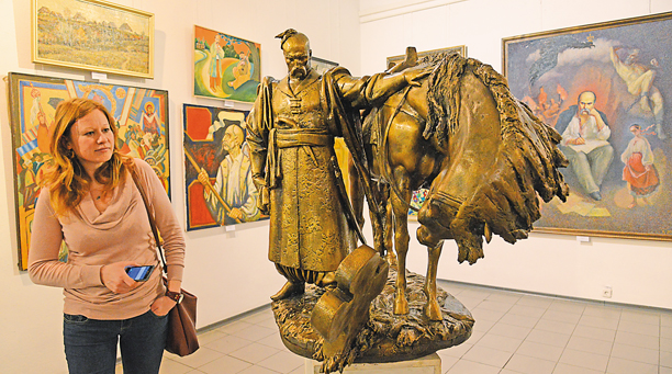 Думу цього козака «озвучує» назва скульптурної композиції Анатолія Куща — «Тут нас триста як скло товариства лягло».