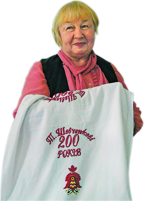 Євгенія Жукова доклала чимало зусиль, щоб вишити центральну частину рушника. Фото автора