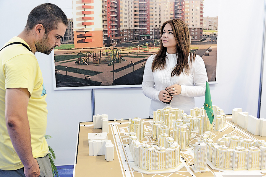 Хоч економічна ситуація в країні й складна, але житлові програми будуть рефінансовані. Фото Володимира ЗAЇКИ