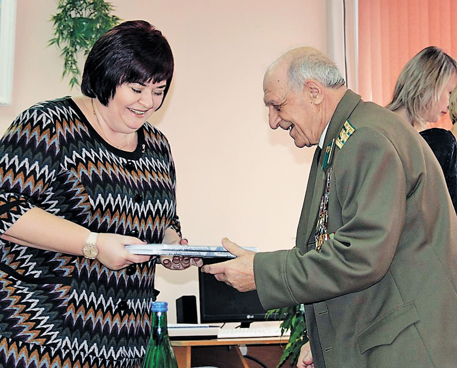 Ветерани завжди раді подарункам. Особливо тим, які доречні і потрібні. Фото з сайту nevinsk.ru