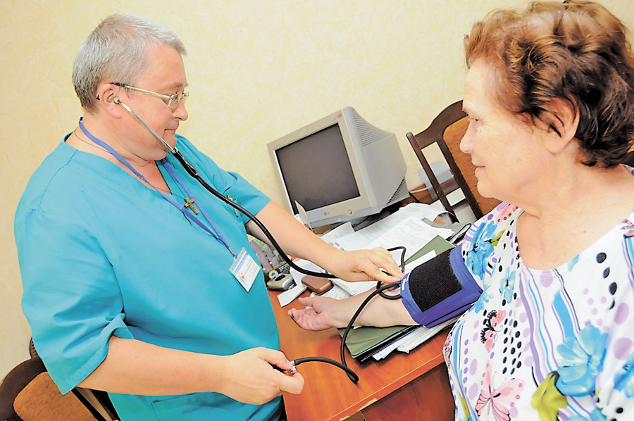 Літні люди потребують і медичної, і соціальної попомоги. Фото Володимира ЗАЇКИ