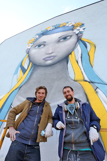 Французький майстер стрит-арту Жульєн Маллан (ліворуч) та художник із Севастополя Олексій Кислов (праворуч) з натхненням створювали панно-графіті, що, безперечно, прикрасить старовинний Подол