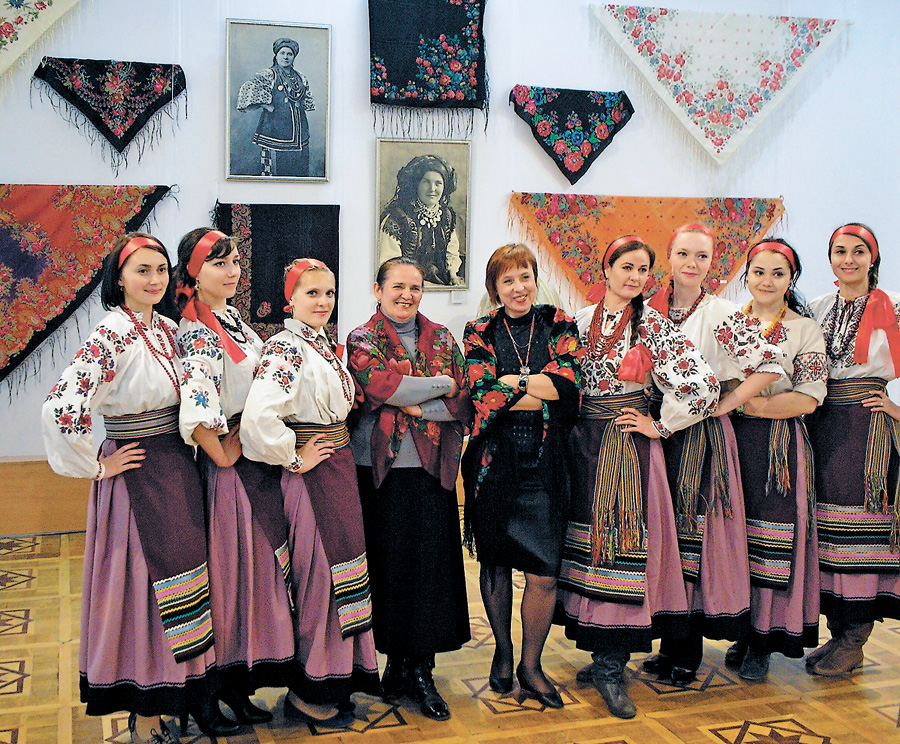 Кмітлива жінка могла вдягати хустку різними кінцями, і здавалося, що вона має чотири хустки. Фото автора