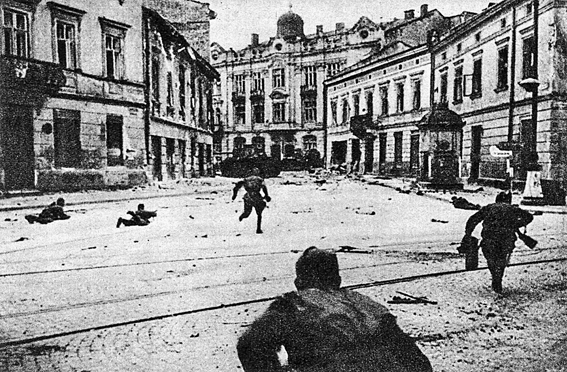 На відміну від більшості визволених міст, у Львові обійшлося без великих руйнувань. Ілюстрація надана автором