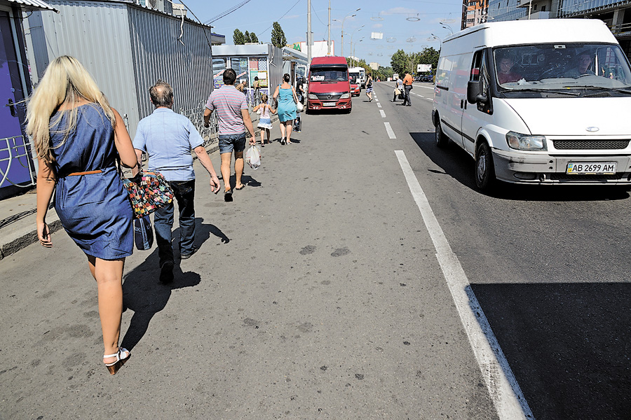 Поведінка пішоходів на дорозі нерідко спричиняє ДТП. Фото Володимира ЗAЇКИ