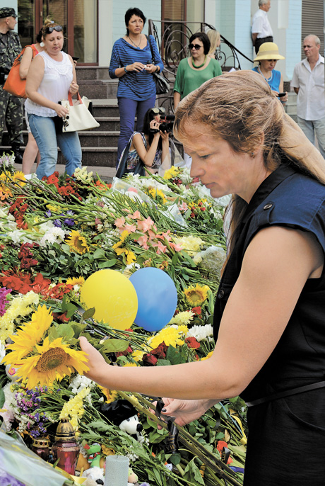 Журналісти «Урядового кур’єра» віддали шану загиблим, поклавши квіти біля посольств країн, громадяни яких загинули в авіакатастрофі. Фото Володимира ЗАЇКИ