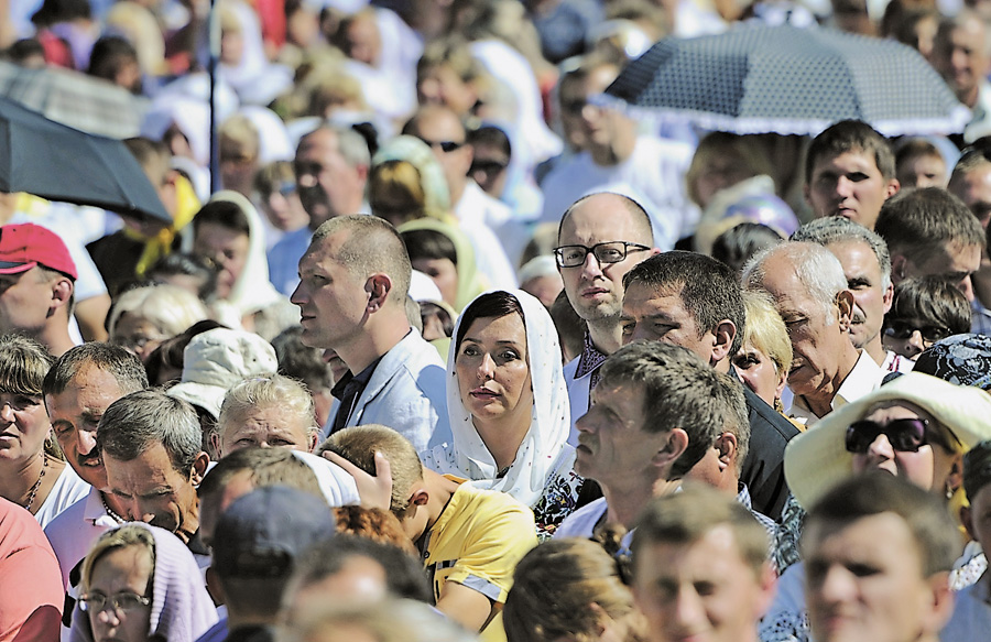 Просити у Бога миру та спокою зібралися тисячі прочан. Фото з сайту kmu.gov.ua
