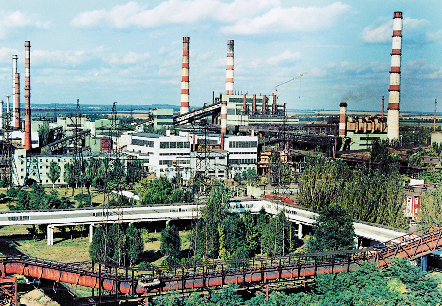Нікопольський завод феросплавів — одне з підприємств, яке прославило Дніпропетровщину на весь світ... Фото автора