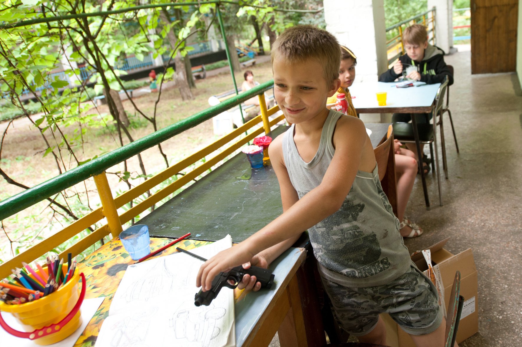 Маленькі переселенці зі східних регіонів України у місцях відпочинку тепер бачать тільки іграшкову зброю. Фото УНIAН 