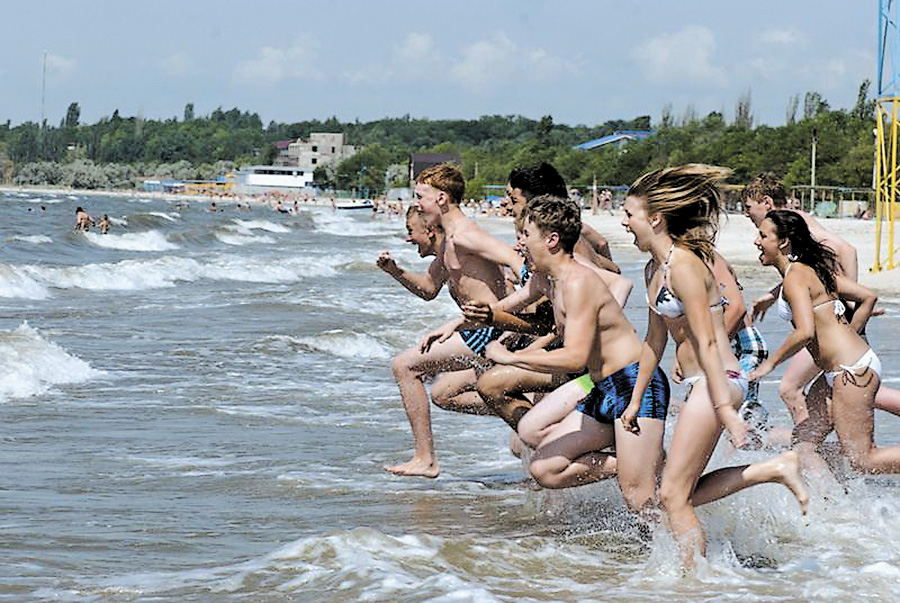 У Рибаківці широка піщана смуга пляжу і неглибоке тепле море, де залюбки можуть купатися діти. Фото з сайту uahotels.info 
