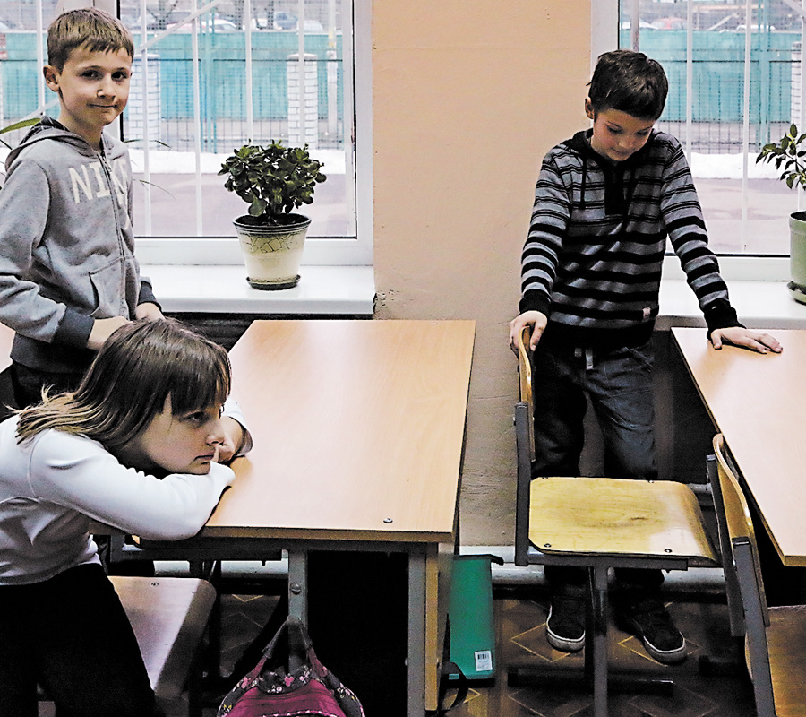 Бойові дії на Донбасі загрожують і вчителям, і школярам. Фото Oлександра ЛЕПЕТУХИ