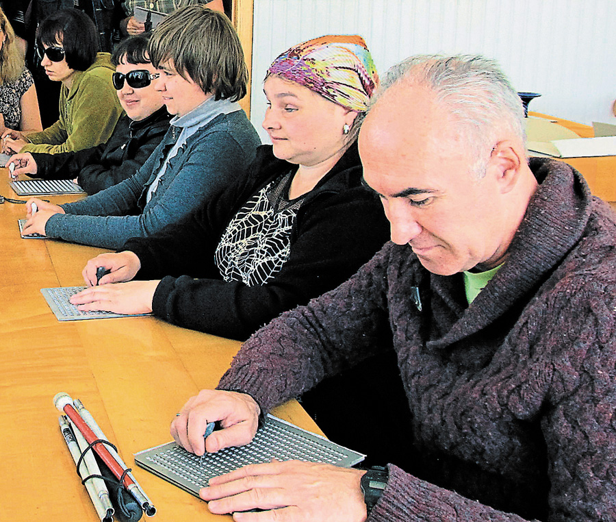 Незрячі люди опановують комп’ютерну грамоту. Фото надане автором