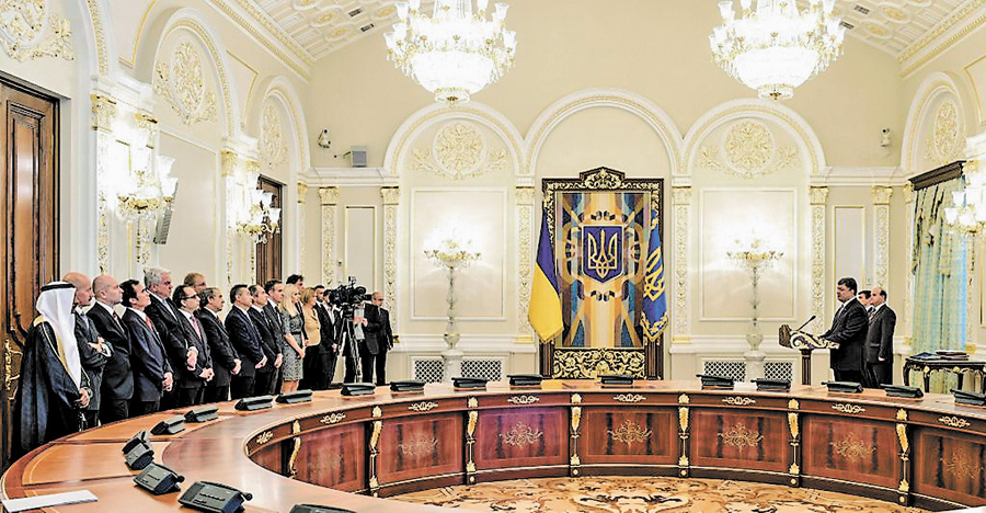 Кризу на сході України Президент збирається врегулювати за допомогою різних багатосторонніх форматів. Фото з сайту president.gov.ua