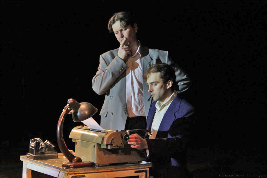 У виставі два головні персонажі: Василь Симоненко і Система, яка його знищувала. Фото з сайту radiosvoboda.org