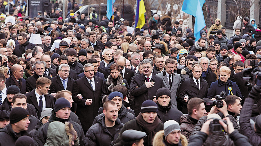 Європейські гості злилися з українцями в єдиному пориві. Фото Михайла МAРКIВA
