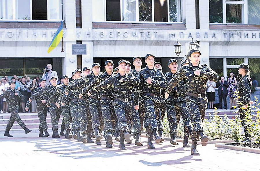 Курсанти університету, яких ще недавно урочисто проводжали на військову службу, з честю захищають Україну. Фото з архіву університету