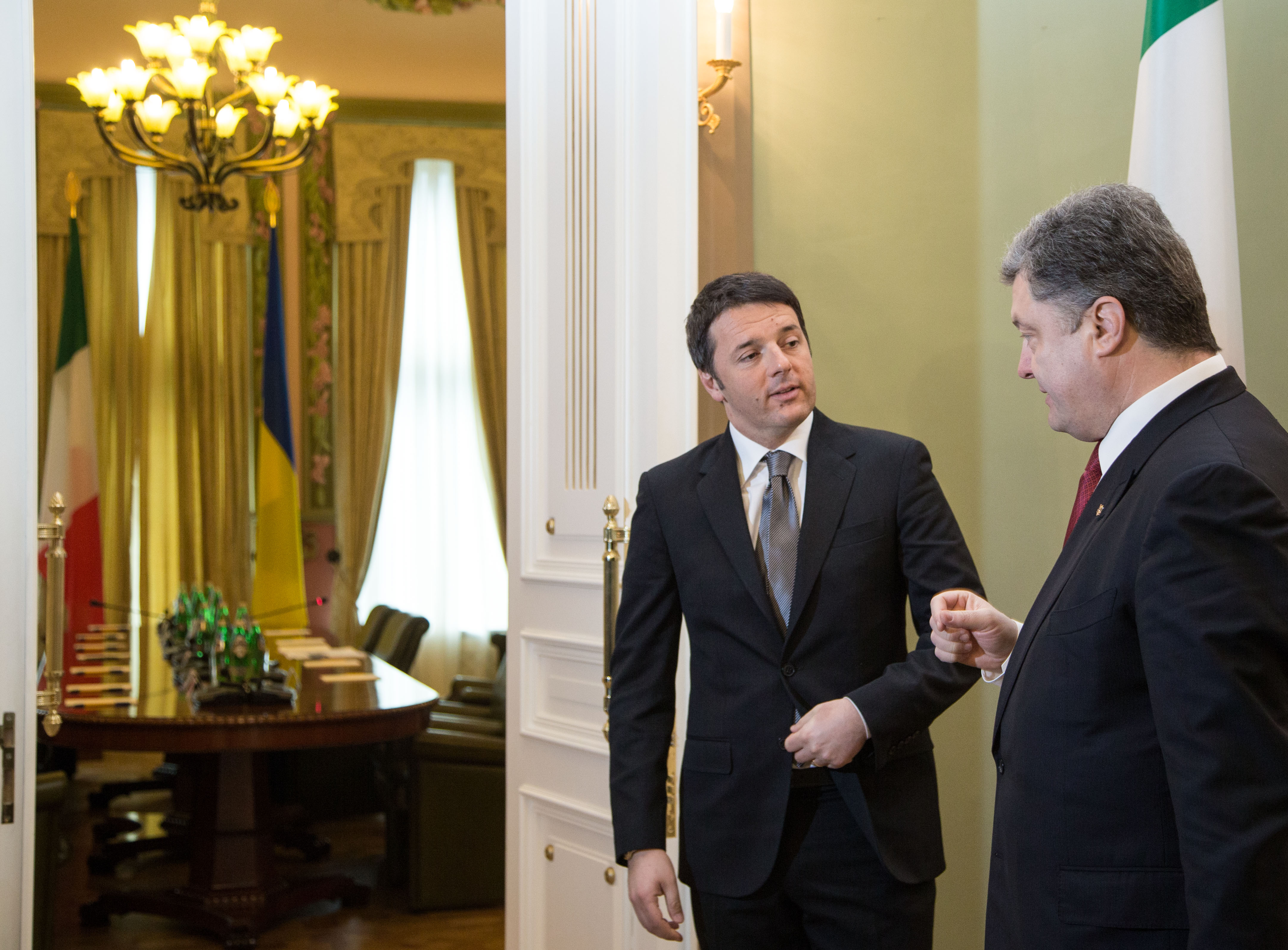 Голова італійської Ради міністрів Маттео Ренці (ліворуч) у невимушеній обстановці доводив свою прихильність до України. Фото Михайла МAРКIВA 