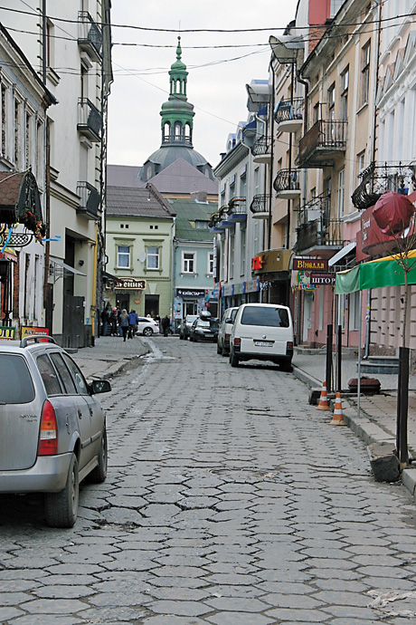 В Івано-Франківськ полюбляють приїжджати європейці, бо архітектурно місто, особливо центр, нагадує їм Старий Світ. Фото автора