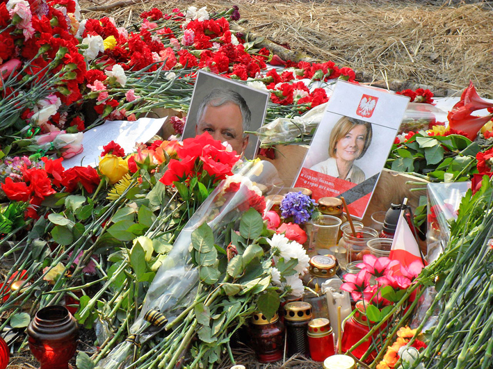 Імпровізований меморіал поблизу місця падіння польського літака вже поповнили десятки місць скорботи, останній з яких приурочений пам’яті Бориса Нємцова