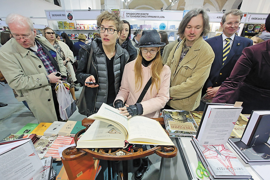 Багато читачів відвідували «Книжковий Арсенал» по кілька разів. Фото Світлани СКРЯБІНОЇ