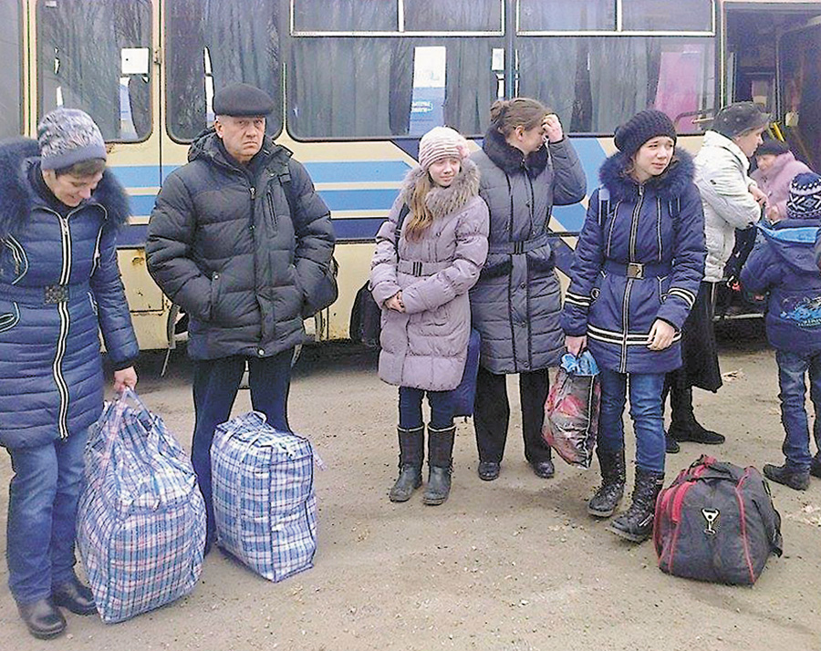 В окремі дні з небезпечної зони вдавалося вивозити по 100 і більше осіб. Фото зі сторінки Сергія КОСЯКА у facebook.com