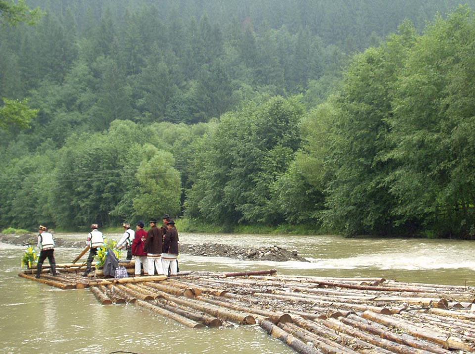 Бокорашів на бокорі було 3—5, інколи й більше — залежно від величини плоту і складності та довжини маршруту. На плотах влаштовували спеціальний майданчик, де розводили багаття (ватру), також ставили невеликий курінь. Ліс сплавляли Черемошем і Прутом аж до Чернівців, а часом і далі — навіть до румунського Галаца, що на Дунаю. На Гуцульщині останній пліт пройшов Черемошем у серпні 1979 року. Фото Ярослав САДОВОГО