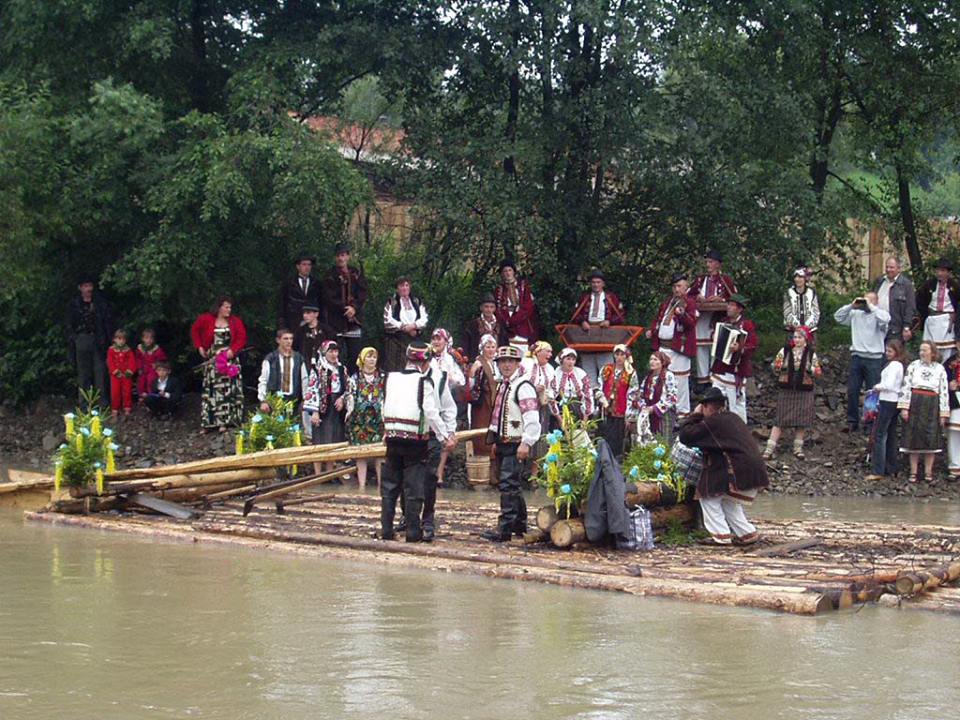 Стовбури зрізаних та очищених від гілок дерев в'язали у плоти, які зв'язували один за одним у довгу вервечку. Так утворювався один пліт — бокор. Бокораші стояли спереду плоту і спеціальними веслами-стернами управляли ним, щоб уникнути мілин та великих валунів у річці і щоб пліт не винесло на берег. Фото Ярослава САДОВОГО