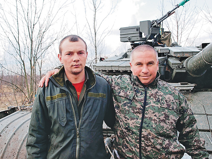 Легендарний танкіст Володимир Ханча, відомий як «Хан» (праворуч), із бойовим побратимом Романом Бузінським. Фото надане автором 