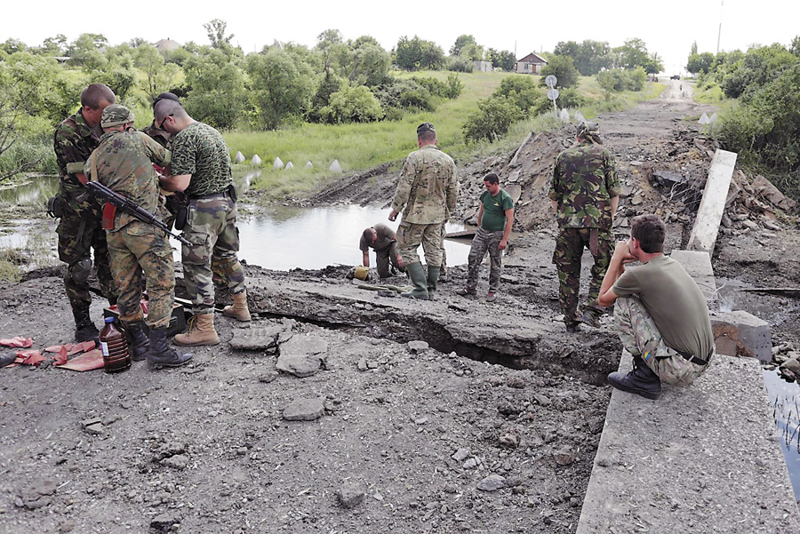 Українські солдати поєднують ратні справи з мирним відновленням. Фото УНIAН