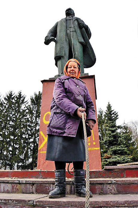 Годі царювати, злазь! «Ленінопад» в Україні вже став усвідомленою необхідністю. Фото з сайту dzvin.org