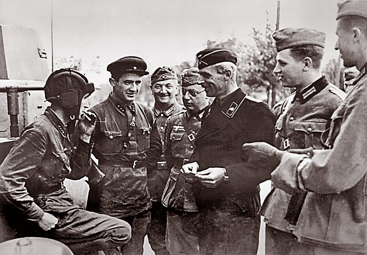 Відображеного на цій фотографії гітлерівсько-сталінського братства по зброї, якщо вірити радянським історикам, ніколи не було й бути не могло.