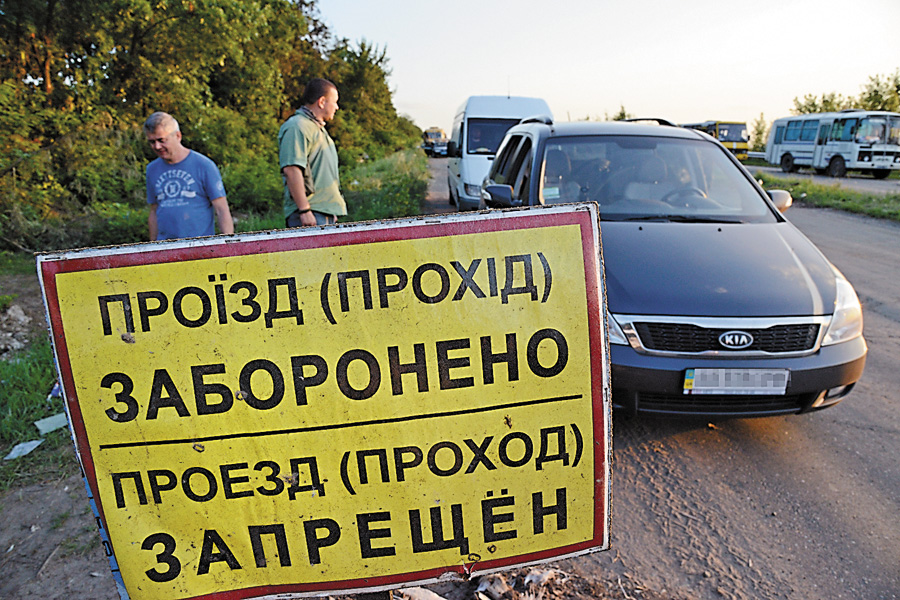 Уряд веде роботу для спрощення процедури в’їзду та виїзду до Криму. Фото Володимира ЗAЇКИ