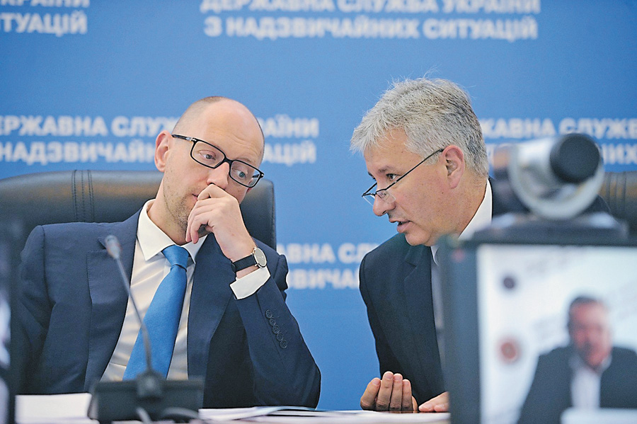 Керівник ДСНС Микола Чечоткін (праворуч) отримав від Прем’єр-міністра кілька важливих доручень. Фото УНIAН