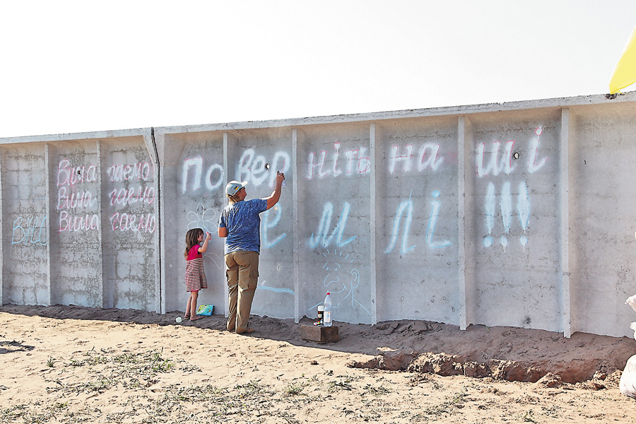 Ці шульгівчани хочуть мати по сусідству пасовище, а не норкоферму. Фото надане ініціативною групою с.Шульгівка