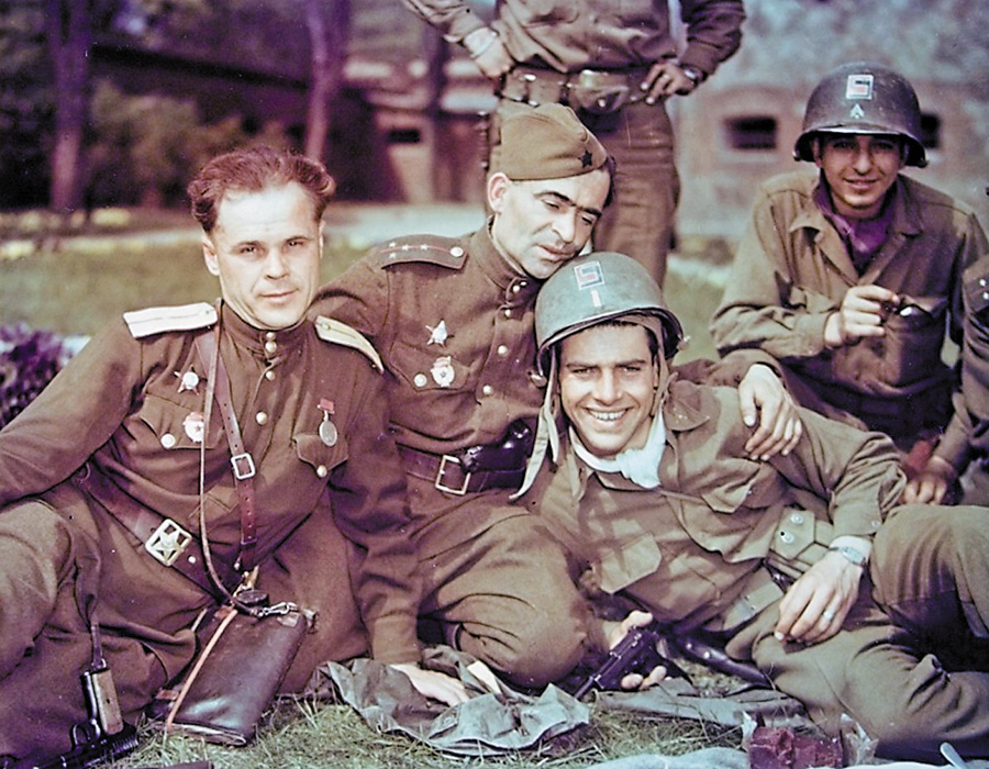 Зустріч союзників і радянських бійців на Ельбі. Фото з сайту gettyimages.com