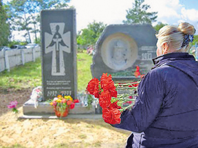 Щороку лягають живі квіти  до пам’ятника жертвам Голодомору в центрі Черкас