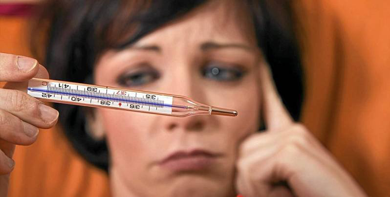 Якщо висока температура, краще взяти лікарняний, а не «ділитися грипом» з колегами. Фото з сайту altfast.ru