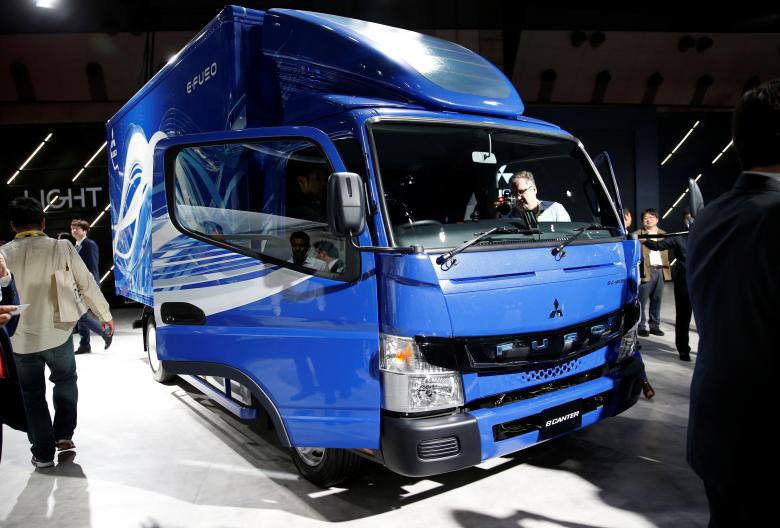 Mitsubishi Fuso Truck and Bus Corporation відображає eCanter. REUTERS / Toru Hanai