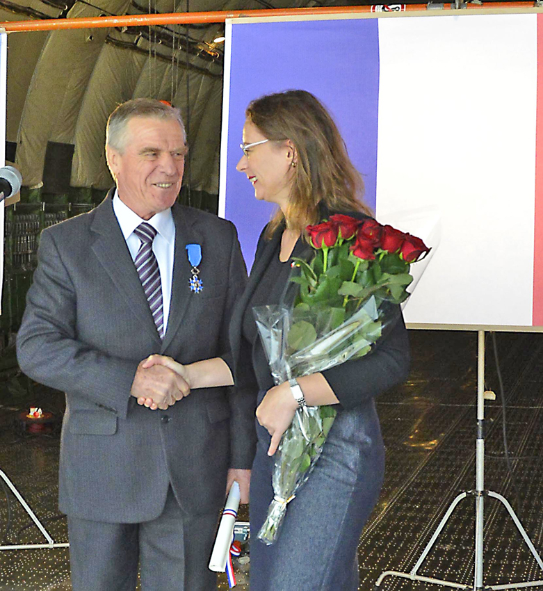 Посол Франції в Україні Ізабель Дюмон щиро вітає одного з керівників ДП «АНТОНОВ» із заслуженою нагородою. Фото надане ДП «АНТОНОВ»